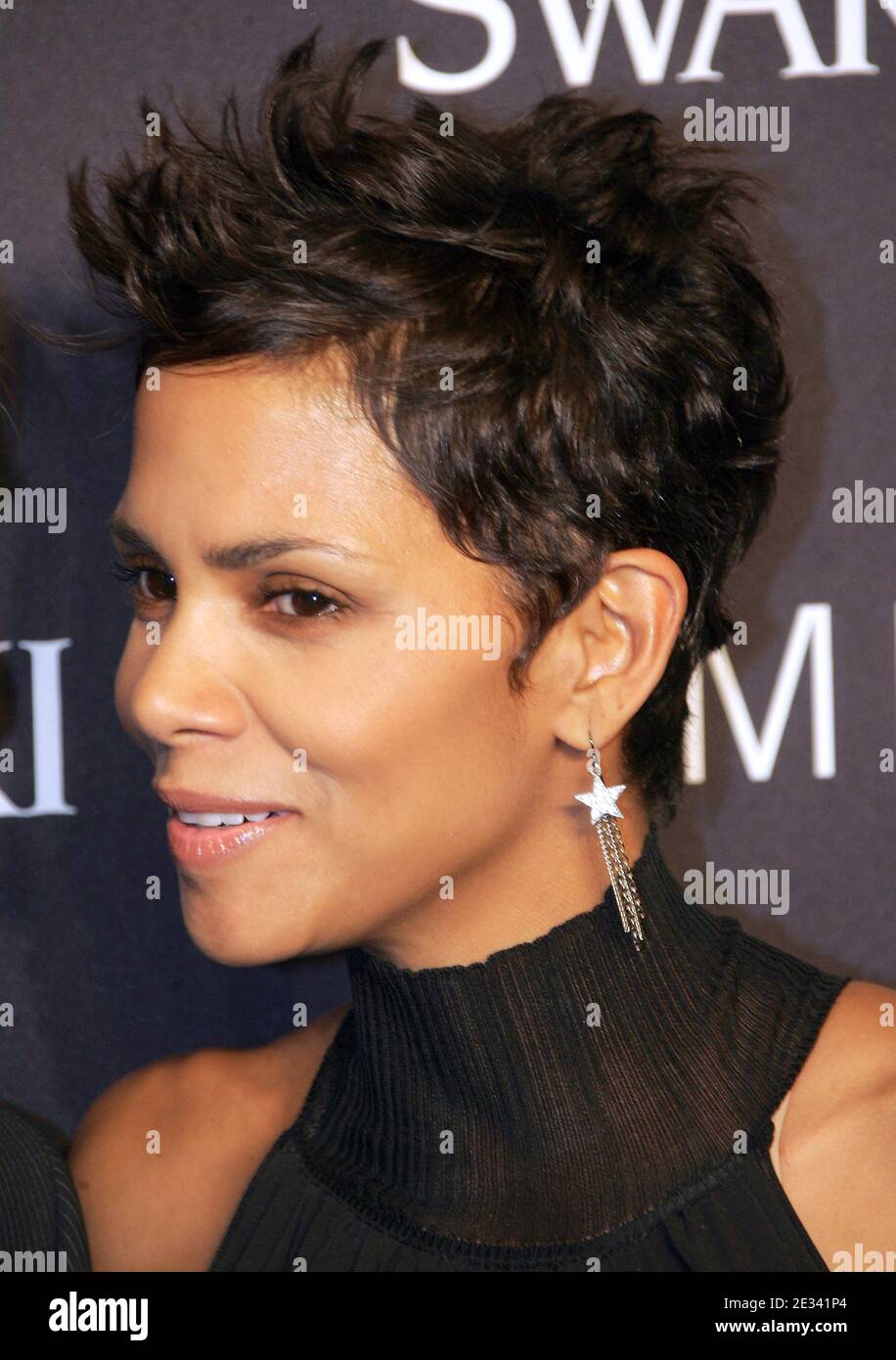 L'actrice Halle Berry participe à l'événement « Swarovski Elements 22 Ways to Say Black » organisé par Philips de Pury à New York, NY, le 20 septembre 2010. Photo de Charles Guerin/ABACAPRESS.COM Banque D'Images