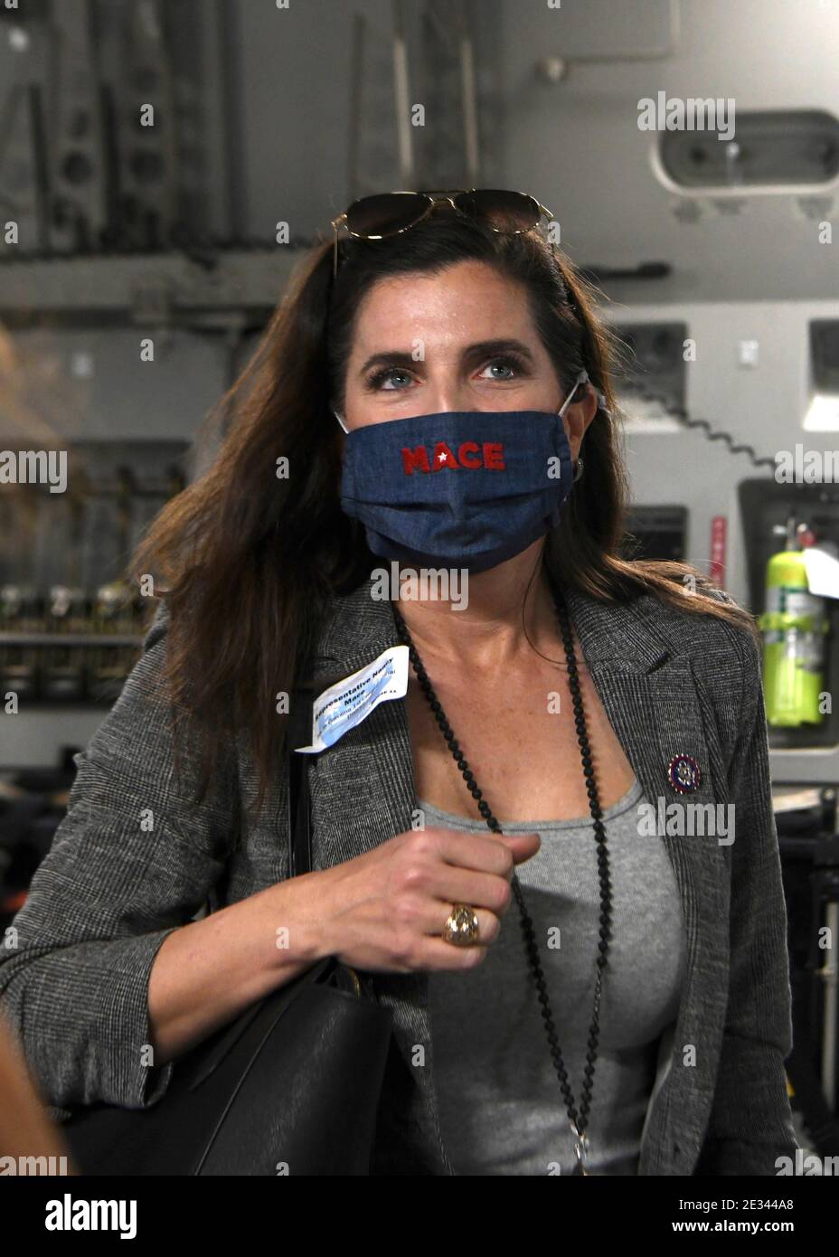 Charleston, États-Unis. 16 janvier 2021. Nancy Mace, représentante des États-Unis, s'adresse aux visiteurs à bord d'un avion de transport C-17 Globemaster III célébrant quatre millions d'heures de vol à la joint base Charleston le 15 janvier 2021 à Charleston, en Caroline du Sud. La 437e Escadre du transport aérien a célébré l'événement par un vol cérémonial. Credit: Planetpix/Alamy Live News Banque D'Images