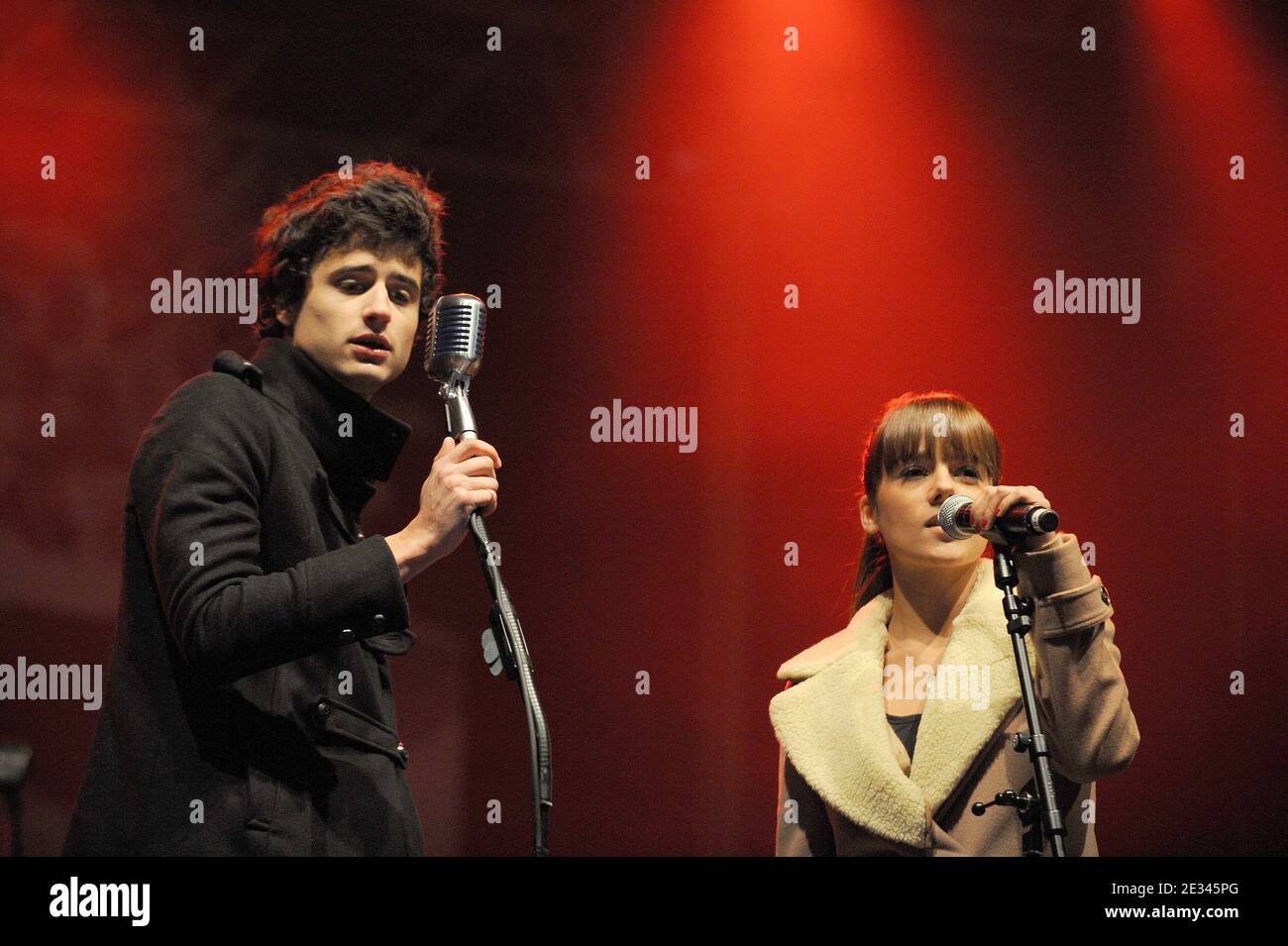 Adrien Gallo Chanteur De Brunes Se Produit En Direct Avec Alizee Lors Du Festival Muzik Elles A Meaux En France Le 26 Septembre 10 Photo De Nicolas Briquet Abacapress Com Photo Stock Alamy