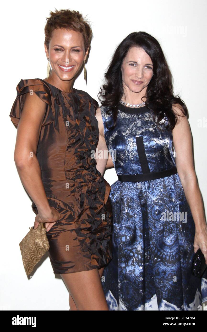 Nicole Ari Parker et Kristin Davis arrivent pour le « Women Empowering Women Symposium » qui s'est tenu à l'Aqua Lounge à Beverly Hills, en Californie, le 28 septembre 2010. Photo de Tony DiMaio/ABACAPRESS.COM (photo : Nicole Ari Parker, Kristin Davis) Banque D'Images