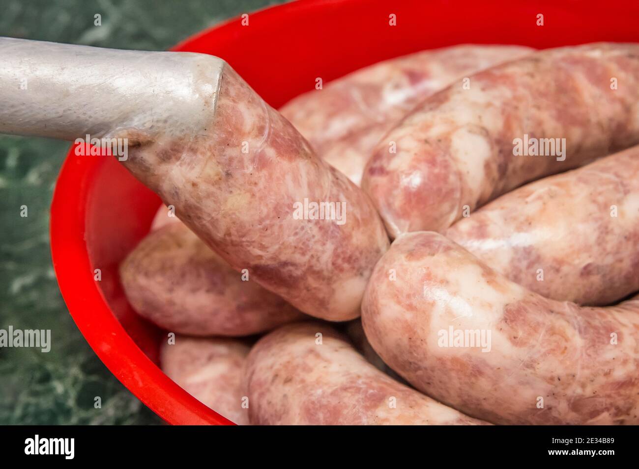 Cuisson de saucisses à partir de viande hachée brute à l'aide d'une carapace naturelle et d'un broyeur à viande à la maison. Banque D'Images