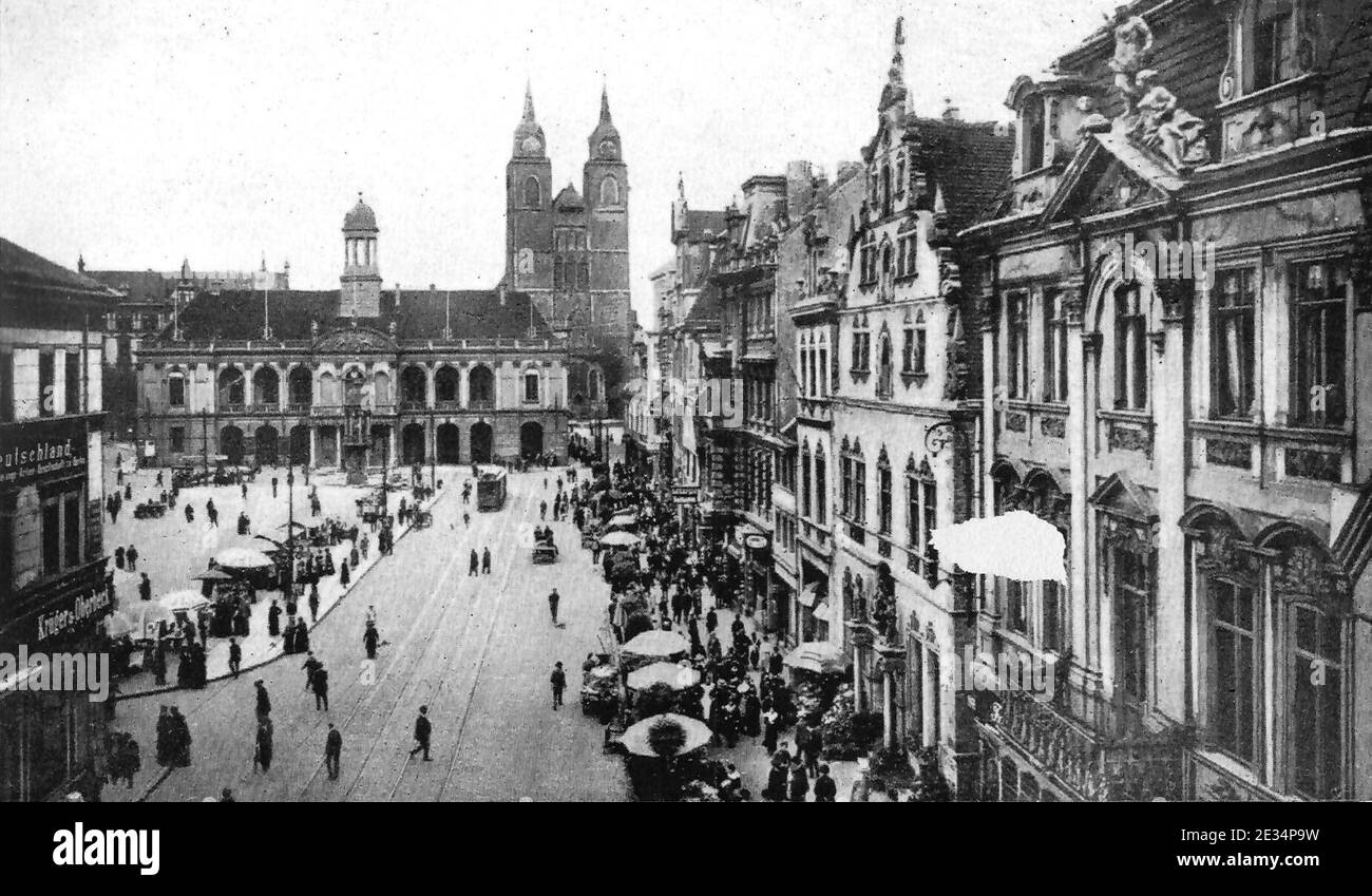 Magdeburg Alter Markt mit Kaiser-Otto-Denkmal und Johanniskirche. Banque D'Images