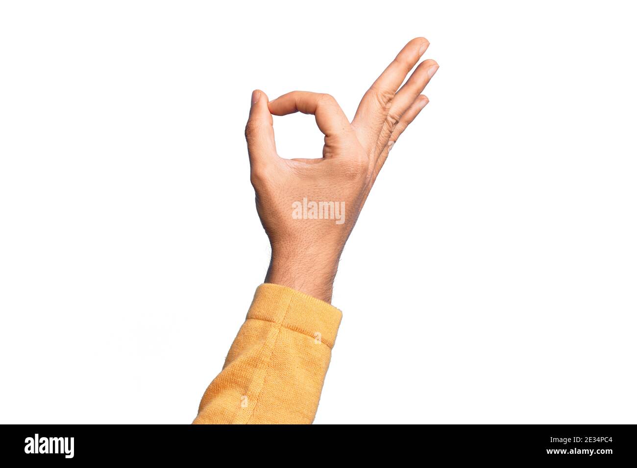 Main de jeune homme caucasien montrant des doigts sur fond blanc isolé gestuelle expression d'approbation faisant bon symbole avec les doigts Banque D'Images