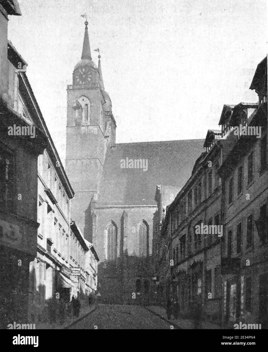 Magdeburg Johniskirche mit Johannisfahrtstraße. Banque D'Images