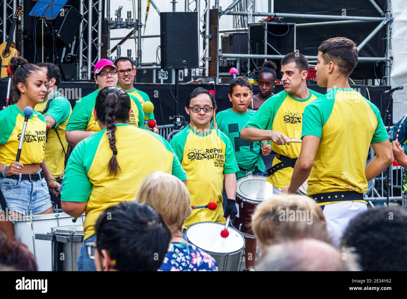 Espagne Barcelone hispanique Catalogne Catalunya Gracia quartier Festa Major de Gracia Placa Plaza del sol Street festival spectacle Reperkutim Banque D'Images