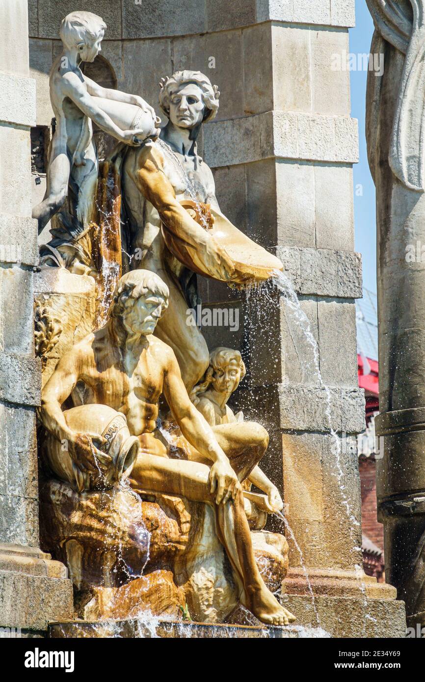 Espagne Barcelone hispanique Catalogne Catalunya Sants Montjuic Plaza de Espana Place publique Placa d'Espanya fontaine monumentale sculpture de l'architecte J Banque D'Images
