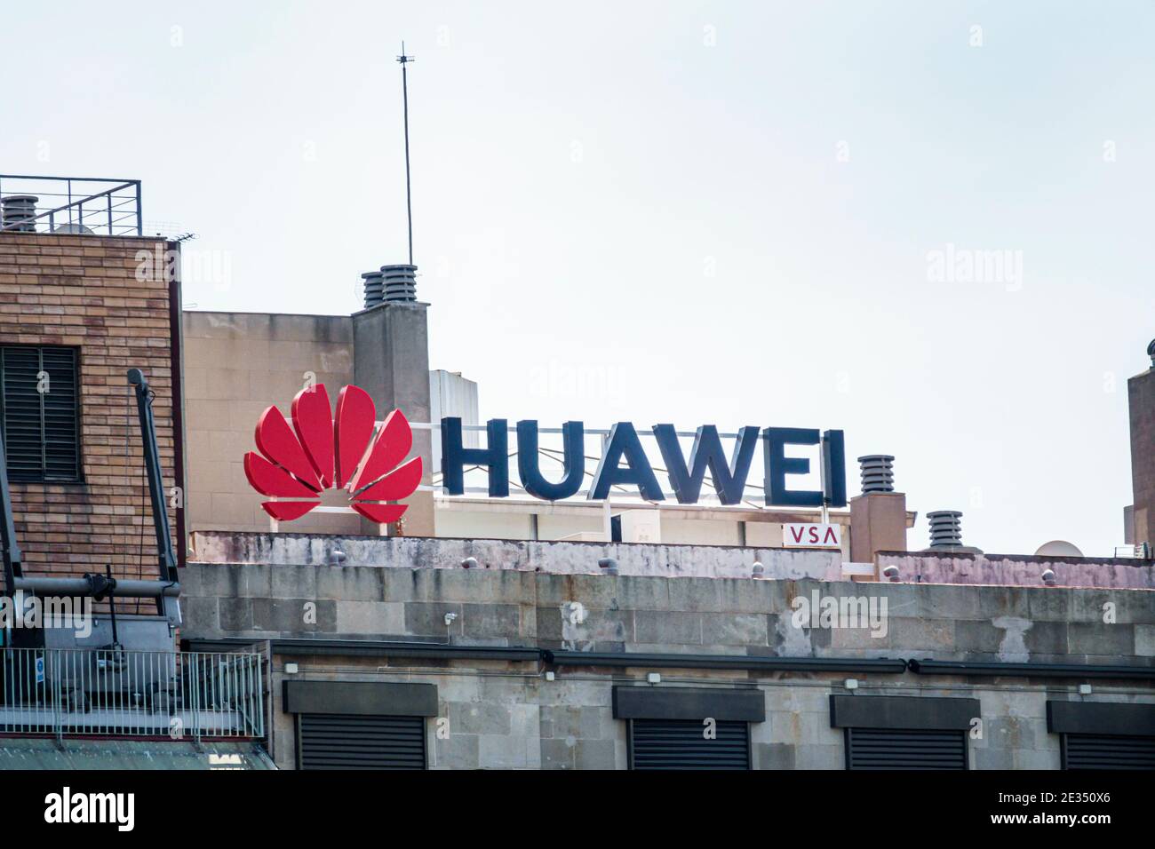 Espagne Barcelone hispanique Catalogne Catalunya Plaza Plaça de Catalunya public Square quartier commercial Huawei Chine multinational technolo Banque D'Images