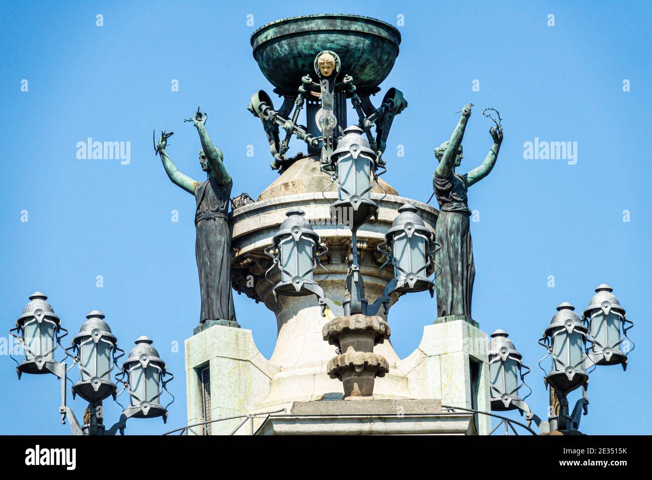 Espagne Barcelone hispanique Catalogne Catalunya Sants Montjuic Plaza de Espana Place publique de la Plaça d'Espanya, fontaine monumentale, statues, chaudron Banque D'Images