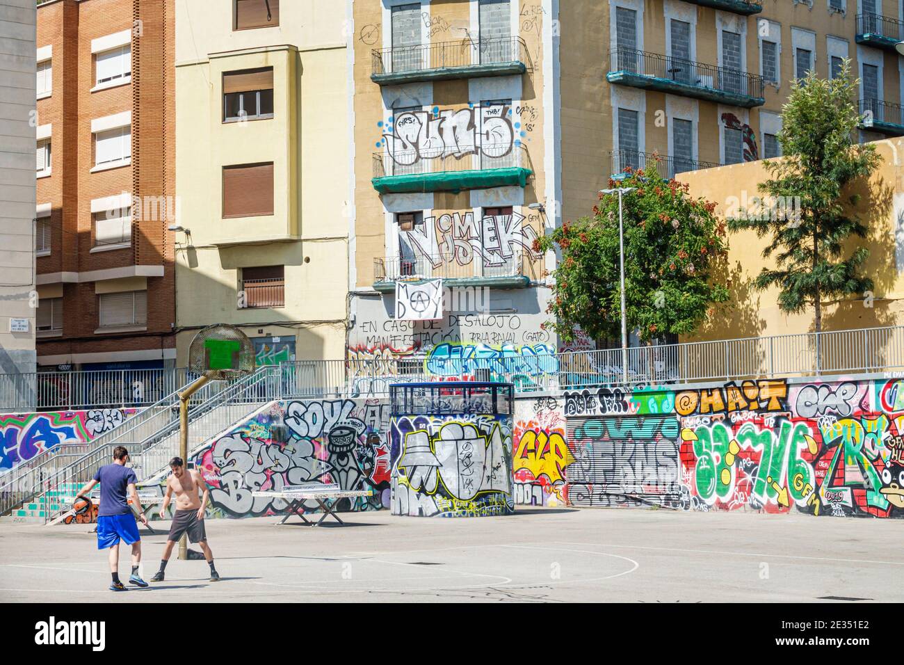 Espagne Barcelone hispanique Catalogne Catalunya Ciutat Vella El Raval Plaza Placa de Terenci Moix quartier urbain public espace homme jouant basket-ball Banque D'Images