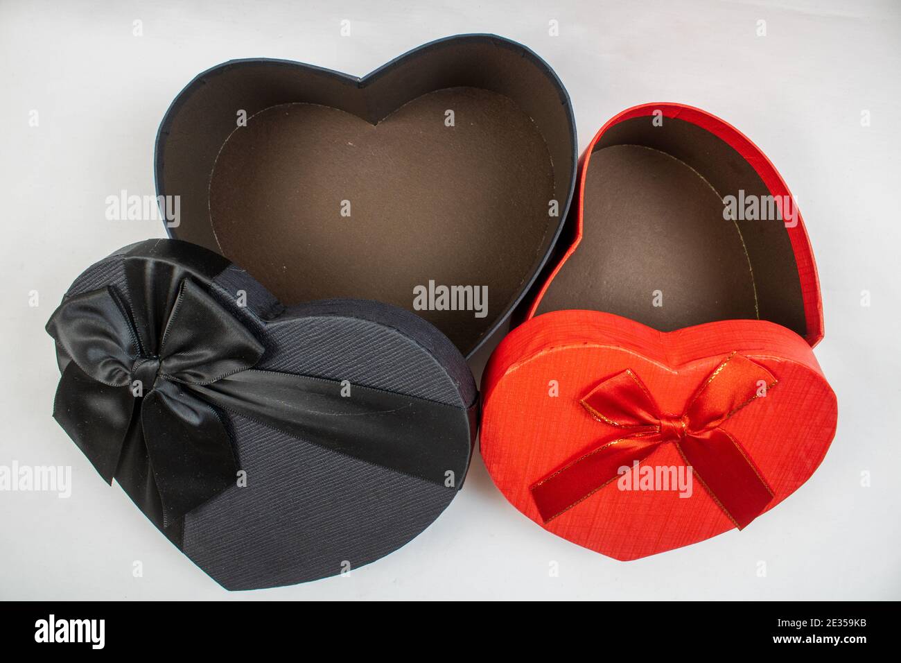 Une photo de deux boîtes ouvertes en forme de coeur de différentes tailles sur une surface blanche Banque D'Images