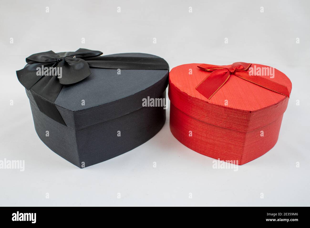 Un cliché de boîtes en forme de cœur de différentes tailles sur une surface blanche Banque D'Images