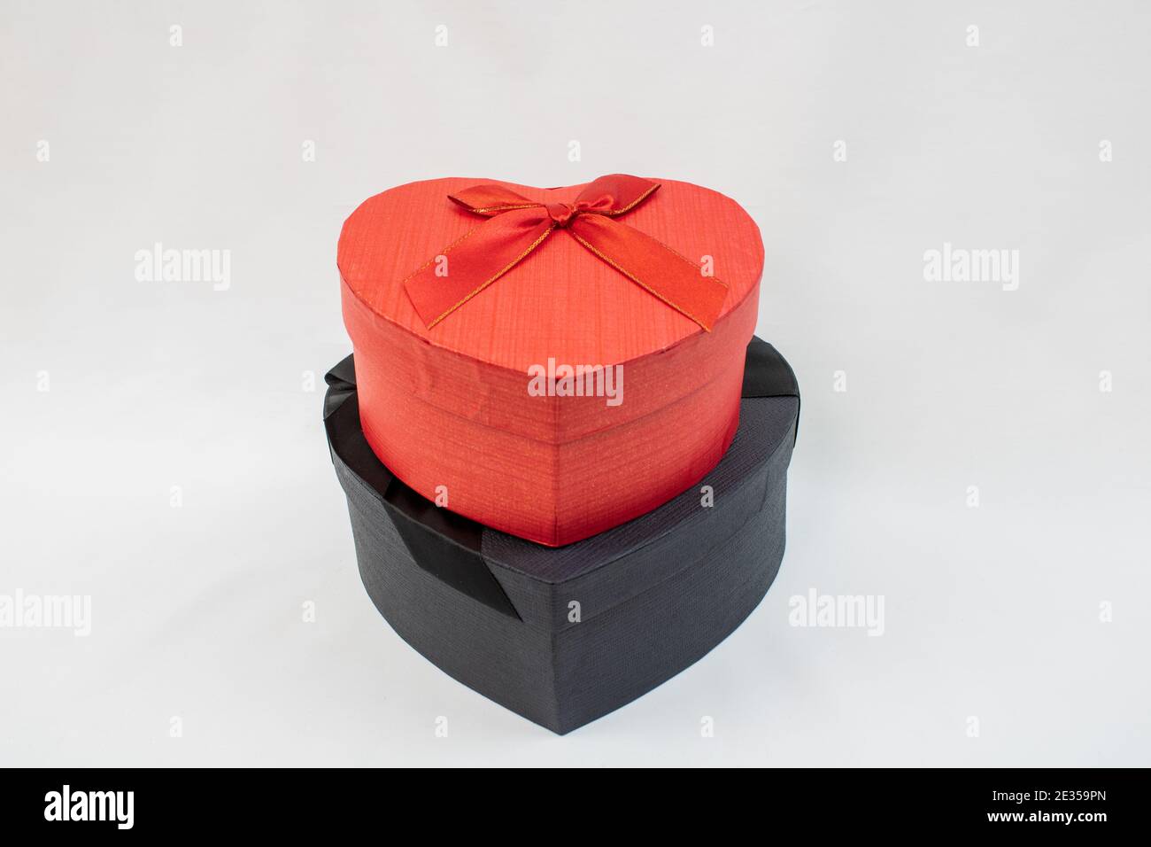 Un coup de feu des boîtes en forme de cœur de différentes tailles sur une surface blanche Banque D'Images