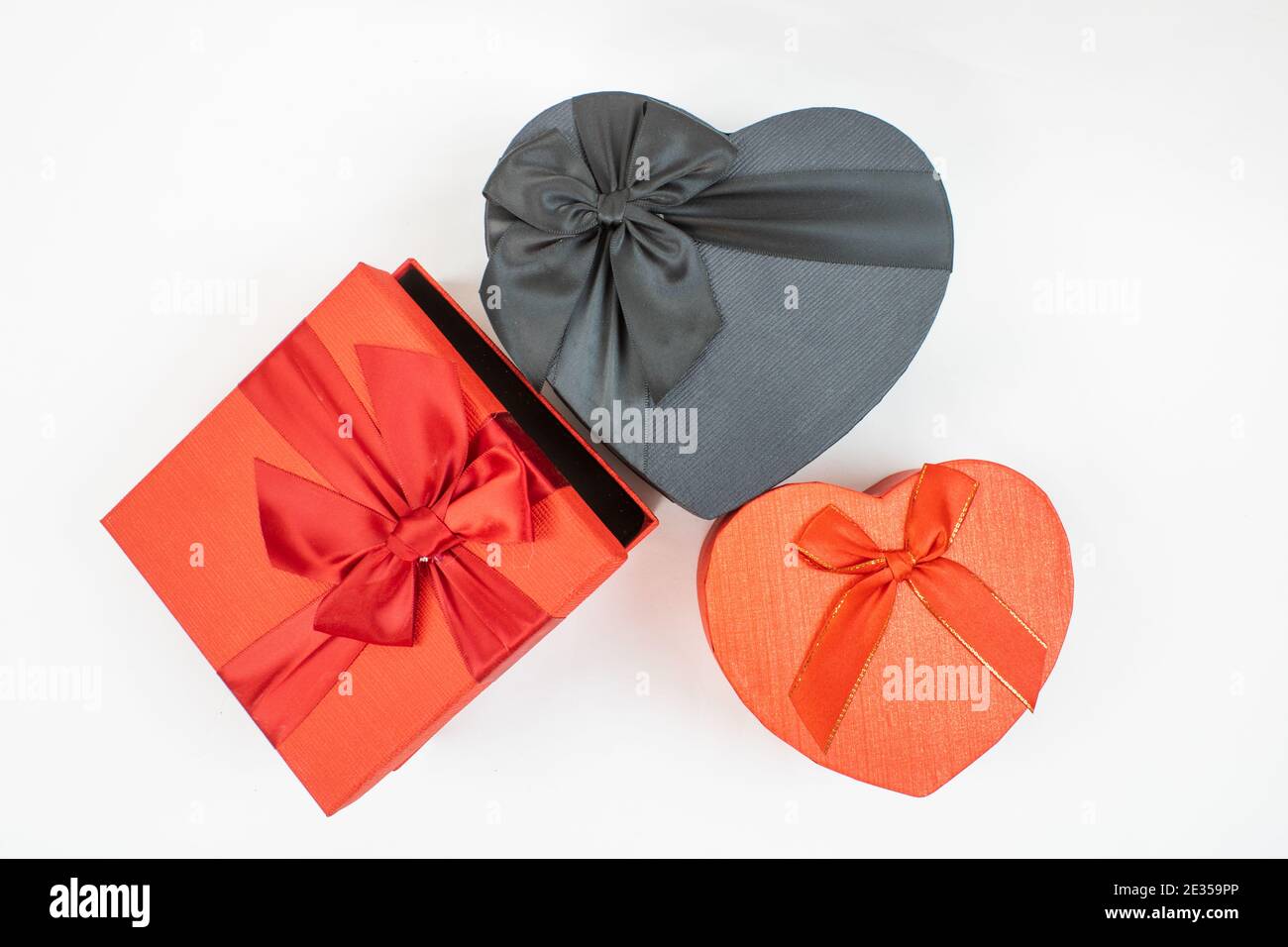 Vue de dessus des boîtes de tailles et de formes différentes sur une surface blanche Banque D'Images