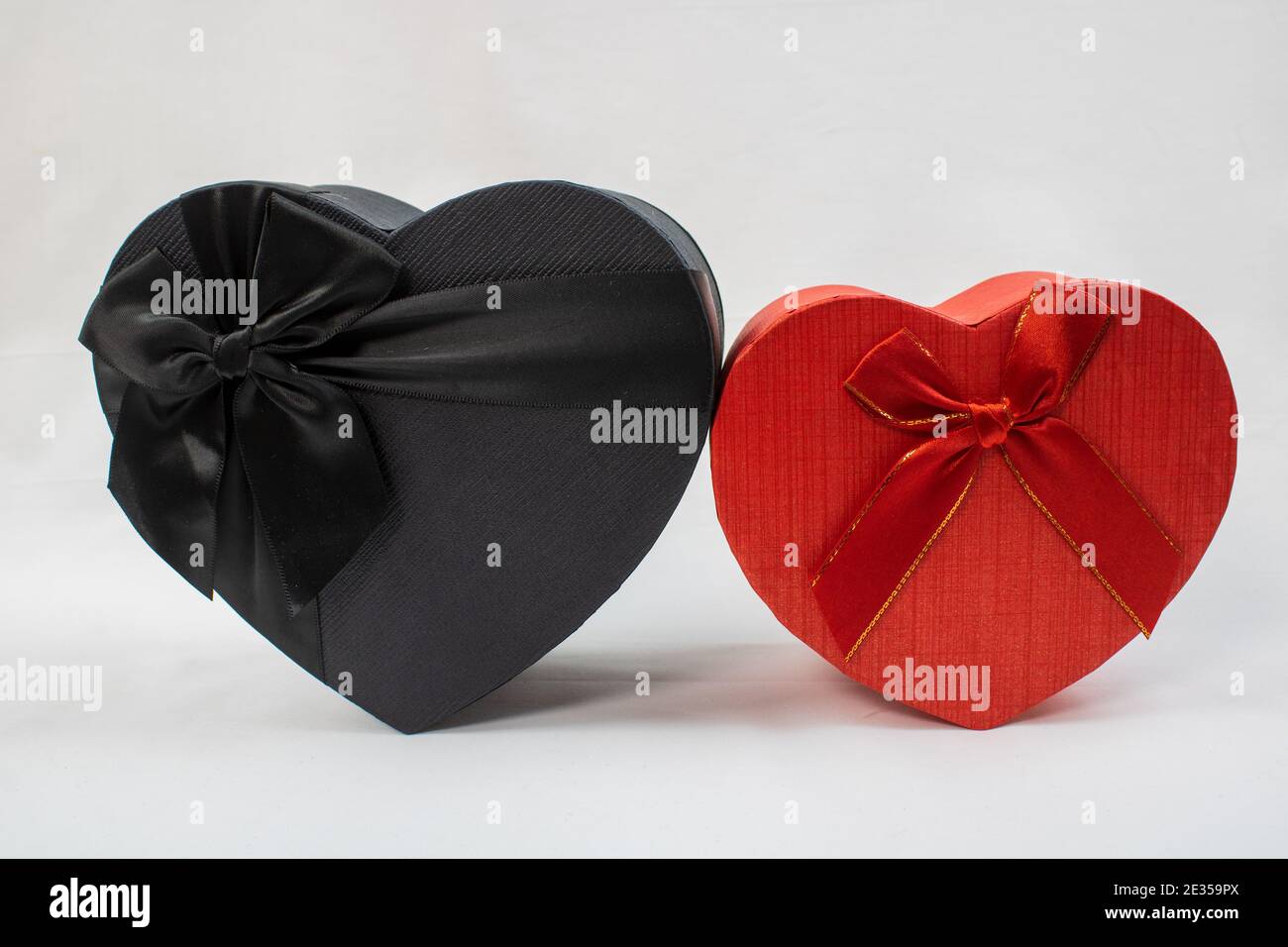 Un cliché de boîtes en forme de cœur de différentes tailles sur une surface blanche Banque D'Images