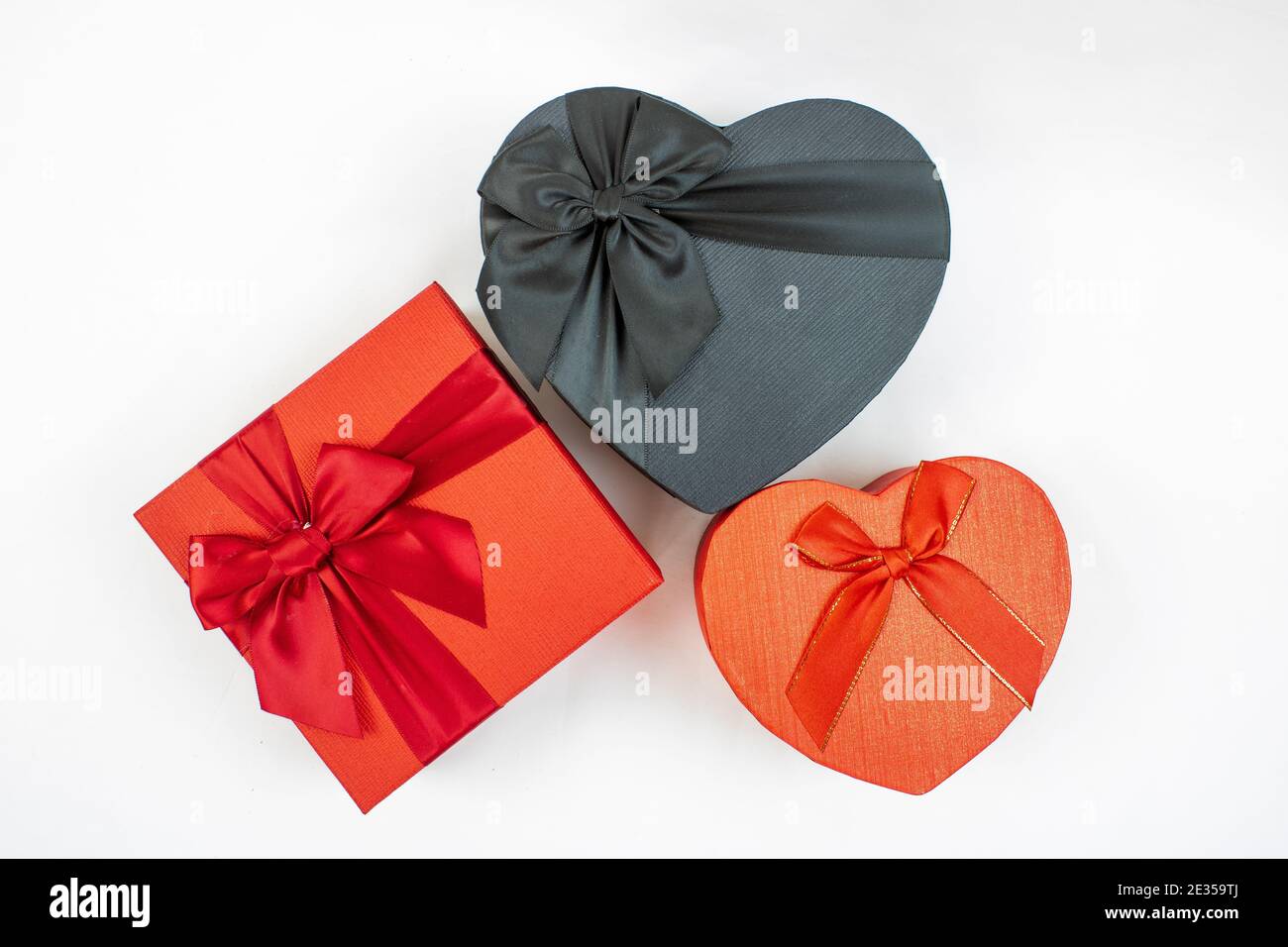 Vue de dessus des boîtes de tailles et de formes différentes sur une surface blanche Banque D'Images