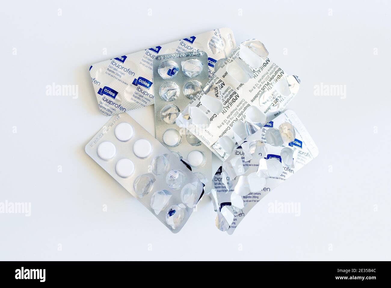 Une sélection de comprimés médicinaux blister paquets isolés sur blanc arrière-plan Banque D'Images