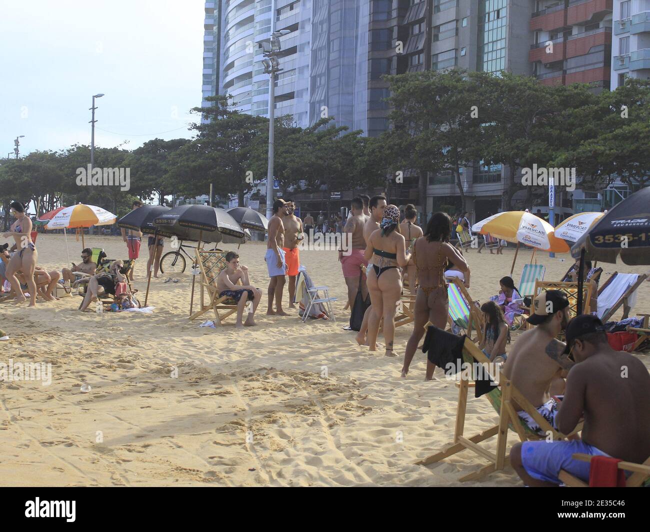 Vila Velha, Espirito Santo, Brésil. 16 janvier 2021. VILHA VELHA (ES), 16/01/2021 - MOVIMENTACAO NA PRAIA DE ITAPOA - Movimentacao Praia de Itapoa neste sabado de muito calor na cidade de Vilha Velha em Espirito Santo. Credit: Edson de Souza/TheNEWS2/ZUMA Wire/Alay Live News Banque D'Images