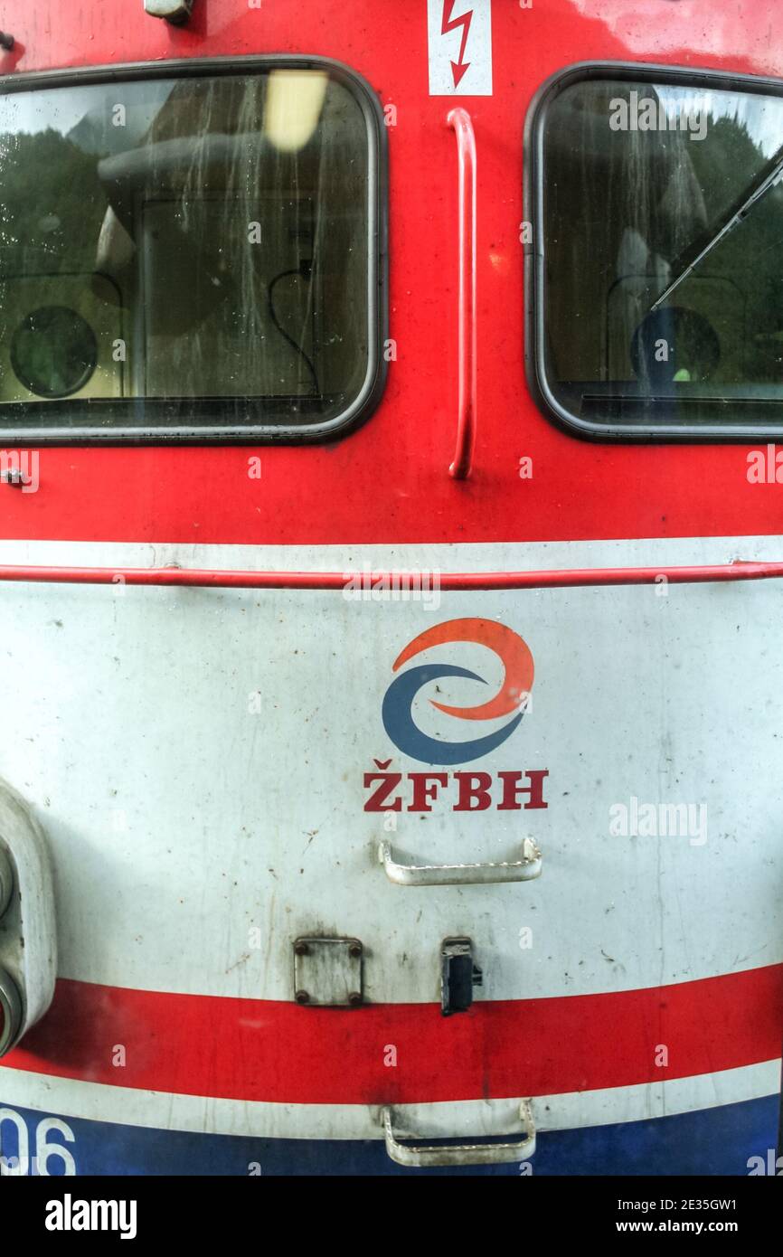 SARAJEVO, BOSNIE-HERZÉGOVINE - 3 JUIN 2008: Locomotive électrique avec le logo de ZFBH également appelé Zeljeznice Federacije Bosne i Hercegovine, il est Banque D'Images