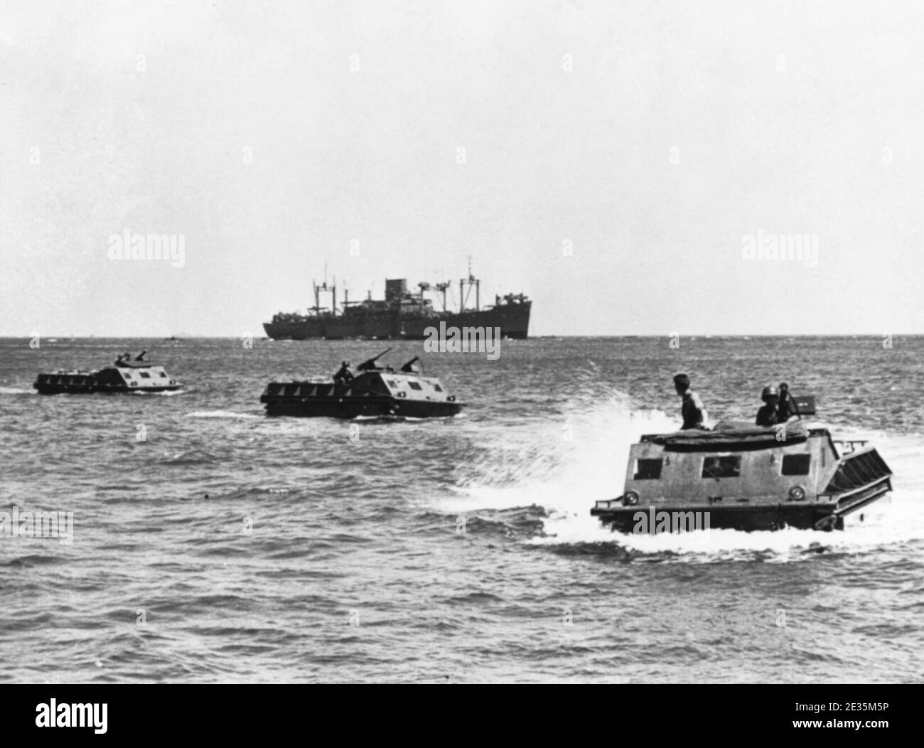 Les tracteurs amphibies du LVT se déplacent vers la plage de Guadalcanal en août 1942. Banque D'Images