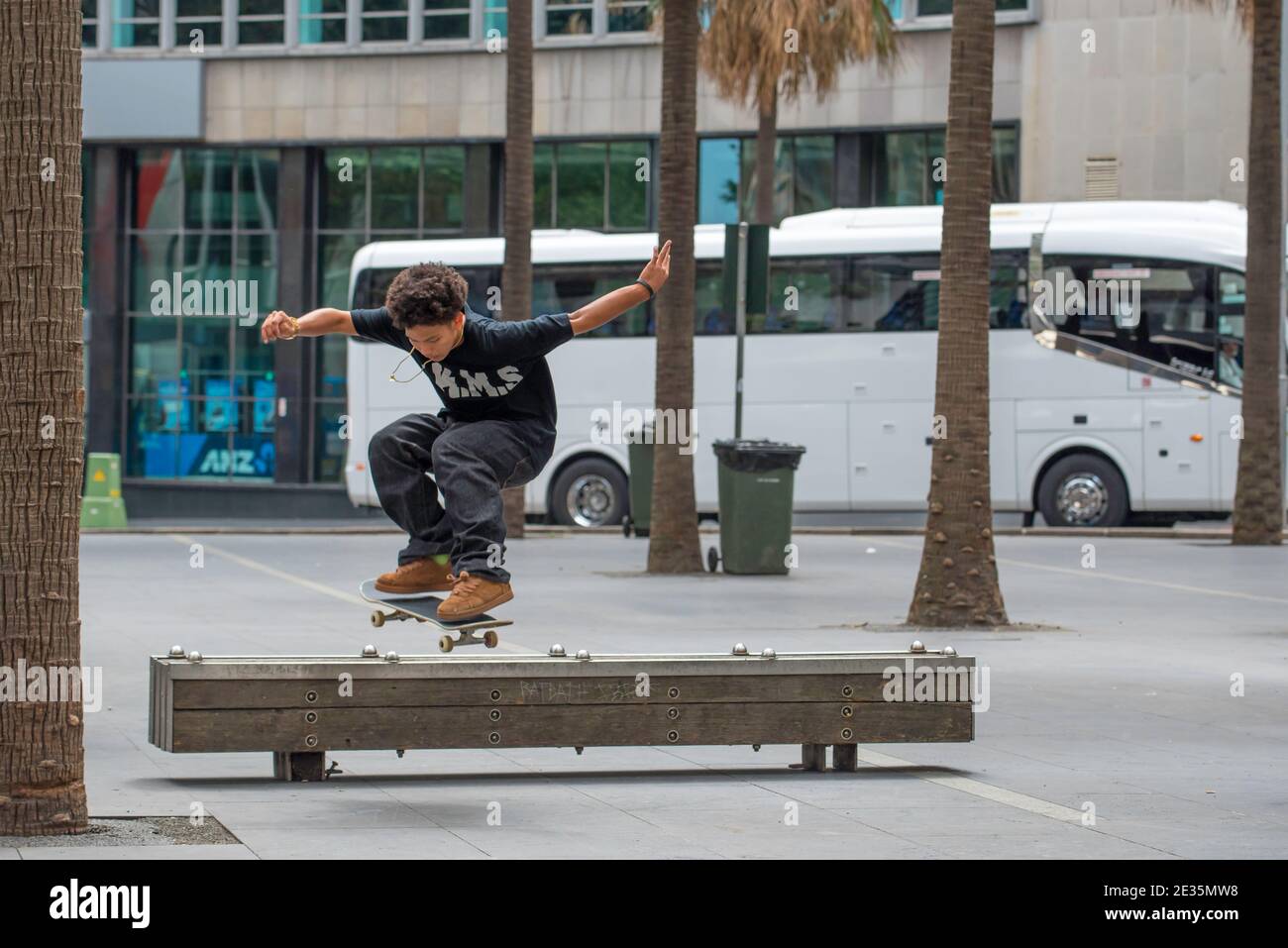 Un jeune coureur de skateboard australien effectue un flip ou une ollie sur un banc de bois à Sydney, en Australie (1 sur 3 séquence) Banque D'Images