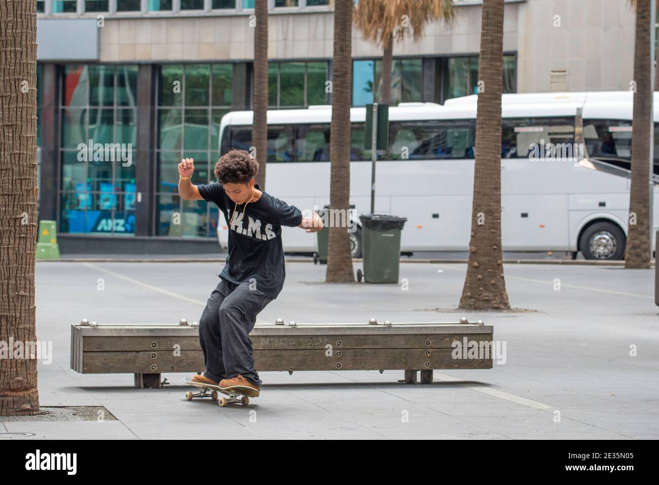 Un jeune coureur de skateboard australien effectue un flip ou une ollie sur un banc de bois à Sydney, en Australie (séquence 2 sur 3) Banque D'Images