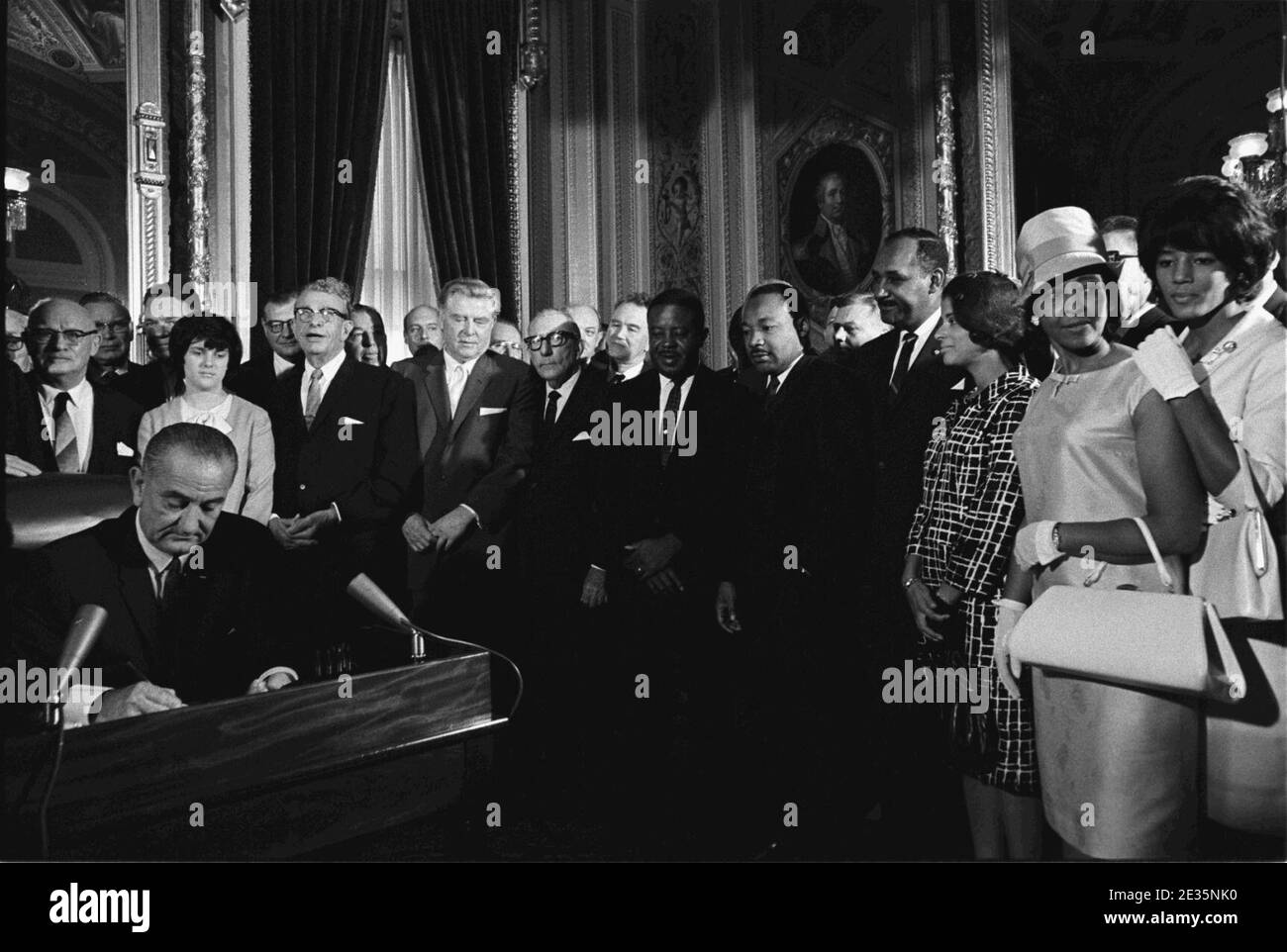 LyndonJohnson signe la Loi de 1965 sur les droits de vote. Banque D'Images