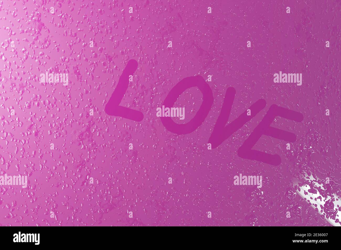 Image 3D , écrit '' l'amour 'sur la vitre de fenêtre avec des gouttes sur fond rose. Concept Saint Valentin, mariage Banque D'Images