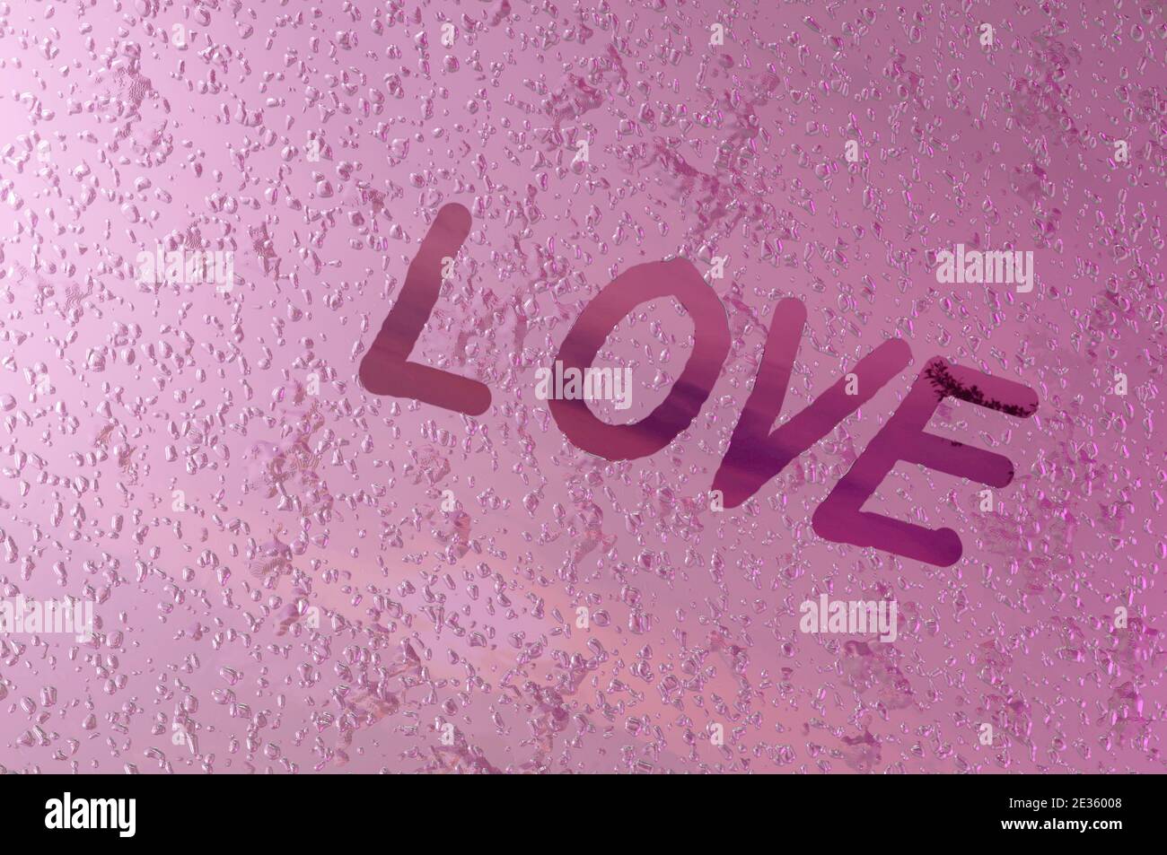 Image 3D , écrit '' l'amour 'sur la vitre de fenêtre avec des gouttes sur fond rose. Concept Saint Valentin, mariage Banque D'Images