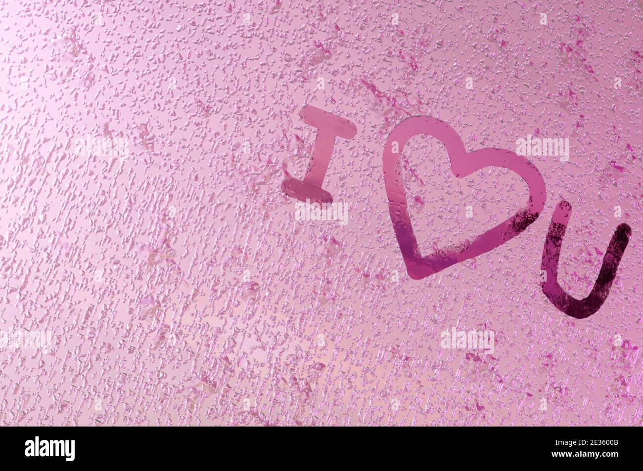 Image 3D , écrit '' Je vous aime 'sur verre de fenêtre avec des gouttes sur fond de couleur rose. Concept Saint Valentin, mariage Banque D'Images