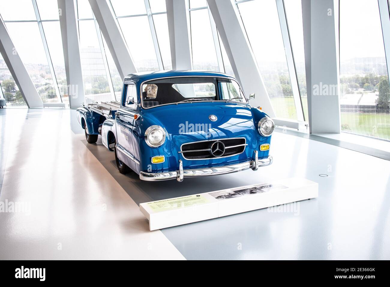 STUTTGART, ALLEMAGNE, 2019: 1955 "Blue Wonder" Mercedes-Benz transporteur de voitures de course à grande vitesse Banque D'Images