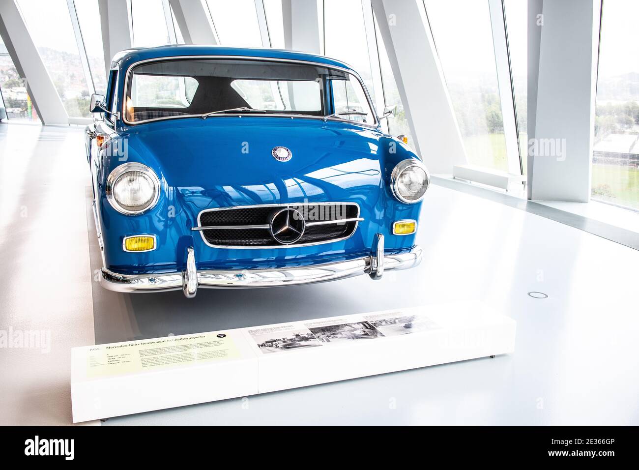 STUTTGART, ALLEMAGNE, 2019: 1955 "Blue Wonder" Mercedes-Benz transporteur de voitures de course à grande vitesse Banque D'Images