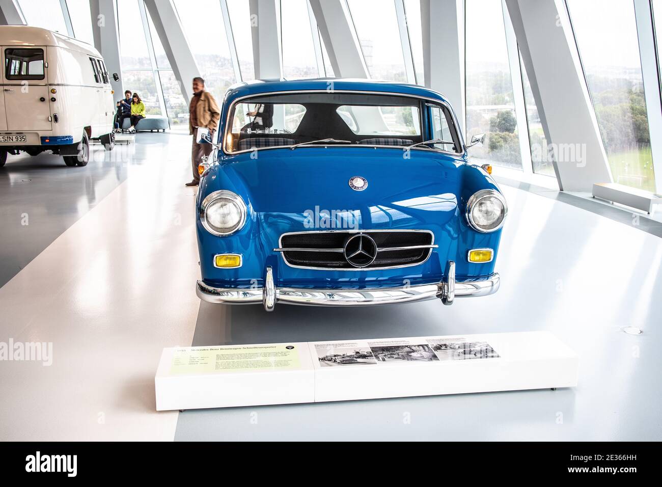STUTTGART, ALLEMAGNE, 2019: 1955 "Blue Wonder" Mercedes-Benz transporteur de voitures de course à grande vitesse Banque D'Images