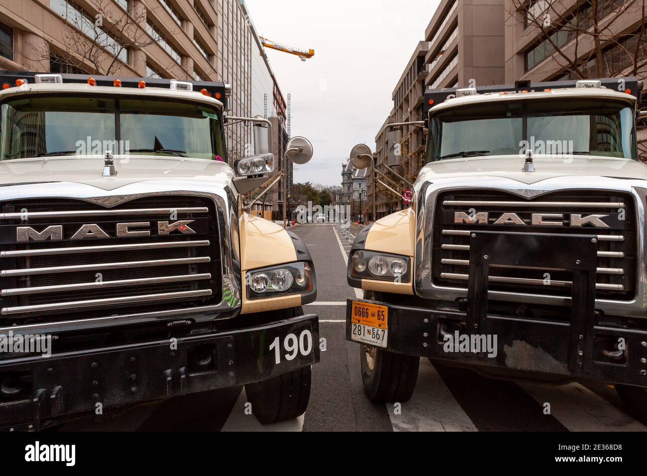 Washington, DC, Etats-Unis 16 janvier 2021. Photo : deux énormes camions Mack bloquent F Street NW en préparation à l'inauguration présidentielle de Joe Biden. Les préparatifs et les mesures de sécurité ont été institués bien plus tôt que d'habitude en raison de la menace de violence que représentent les partisans de Trump, les partisans de la suprématie blanche et d'autres exrémistes de droite. Crédit : Allison C Bailey/Alay Live News Banque D'Images