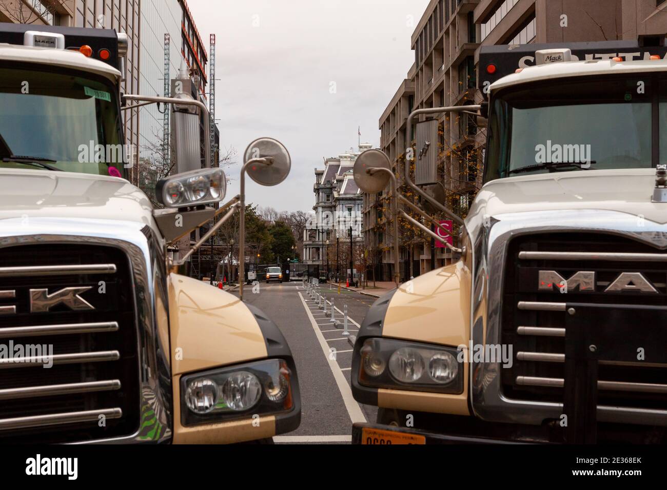 Washington, DC, Etats-Unis 16 janvier 2021. Photo : l'ancien bâtiment du bureau exécutif, qui abrite le bureau du vice-président, se trouve à un pâté de maisons derrière deux gros camions Mack, comme mesure de sécurité supplémentaire pour l'inauguration présidentielle de Joe Biden. Les préparatifs et les mesures de sécurité ont été institués bien plus tôt que d'habitude en raison de la menace de violence que représentent les partisans de Trump, les partisans de la suprématie blanche et d'autres exrémistes de droite. Crédit : Allison C Bailey/Alay Live News Banque D'Images