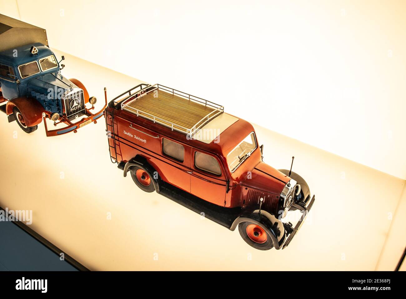 STUTTGART, ALLEMAGNE, 2019: Rétro vintage vieux classique voiture jouets Mercedes-Benz à l'exposition du musée Mercedes-Benz Banque D'Images