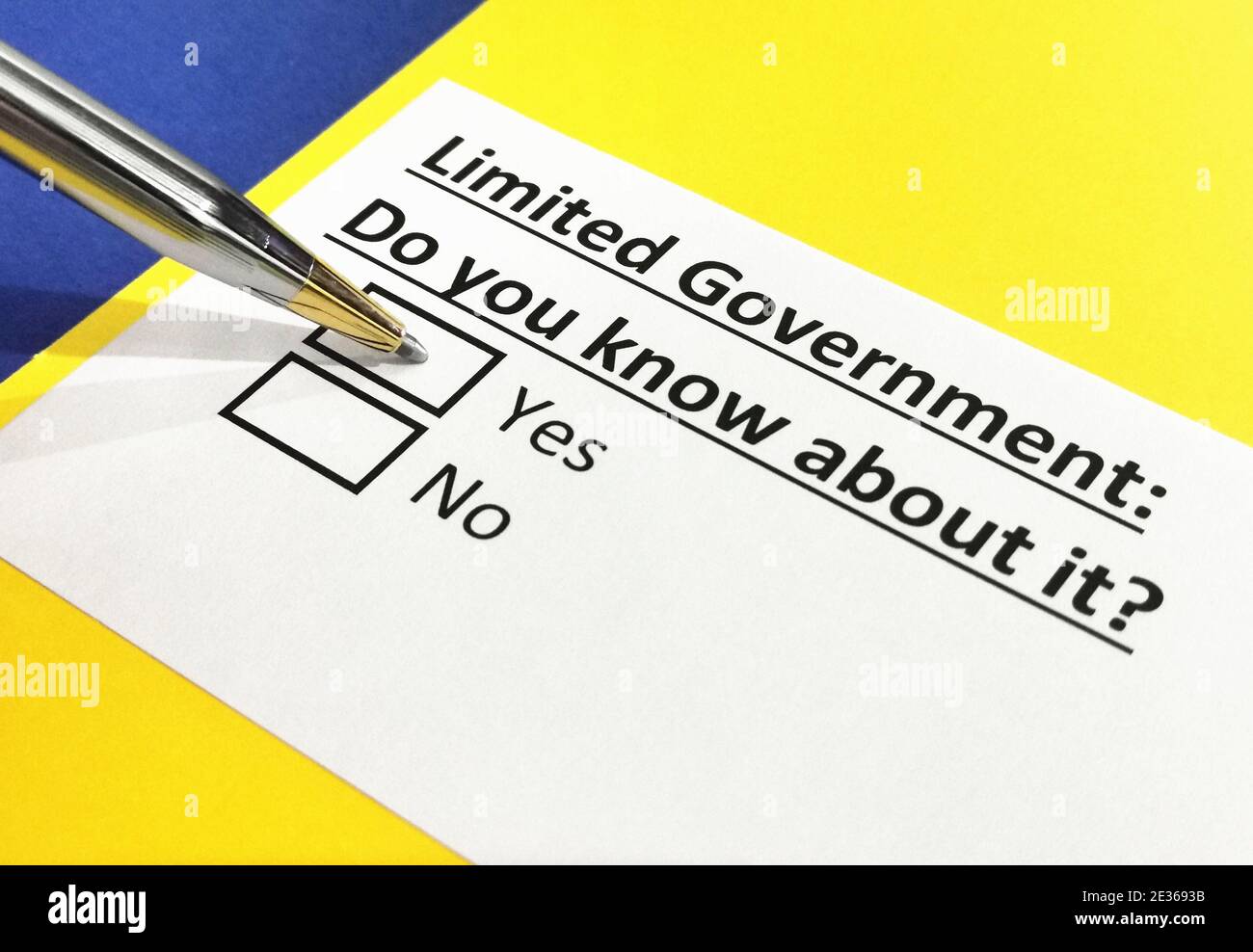 Une personne répond à une question sur un gouvernement limité. Banque D'Images