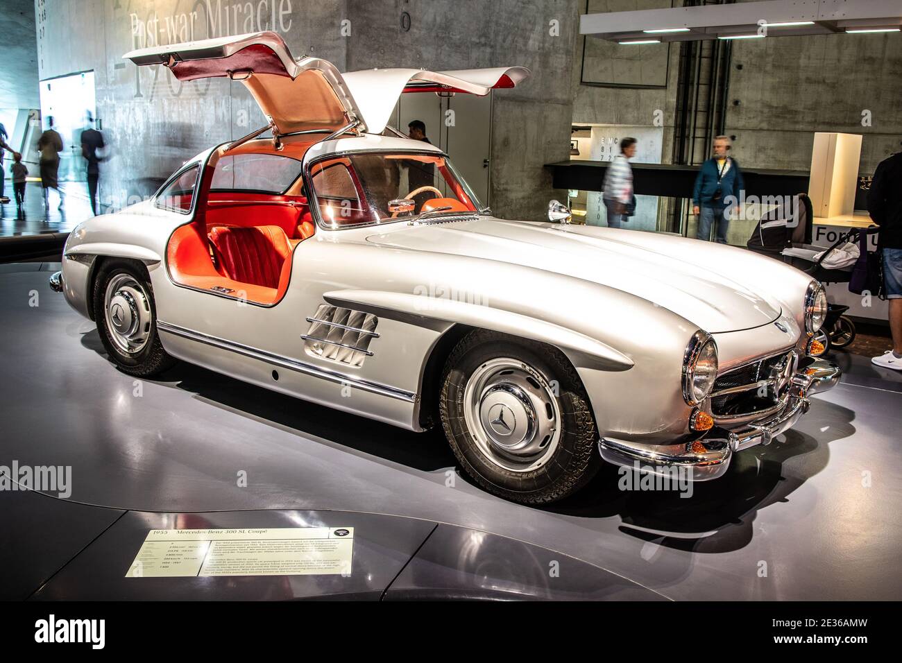 STUTTGART, ALLEMAGNE, 2019: 1955 Mercedes-Benz 300SL coupe Gullwing dans le musée Mercedes-Benz Banque D'Images