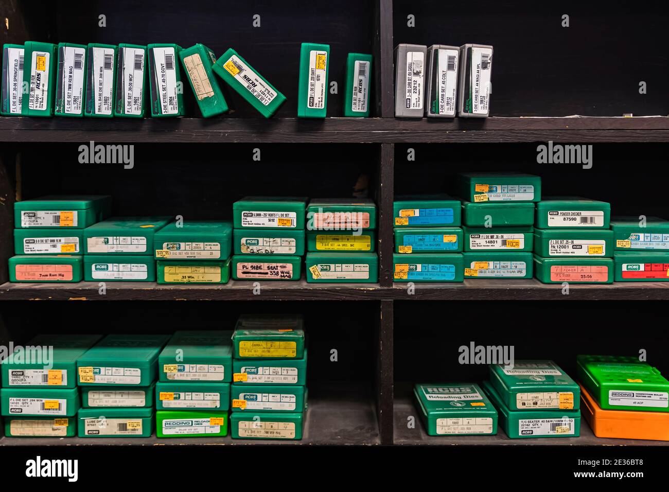 Placerville, États-Unis - 25 novembre 2020 : étagères à moitié vides de boîtes de matrices de rechargement dans un magasin d'armes à feu, pénurie de munitions en Californie Banque D'Images