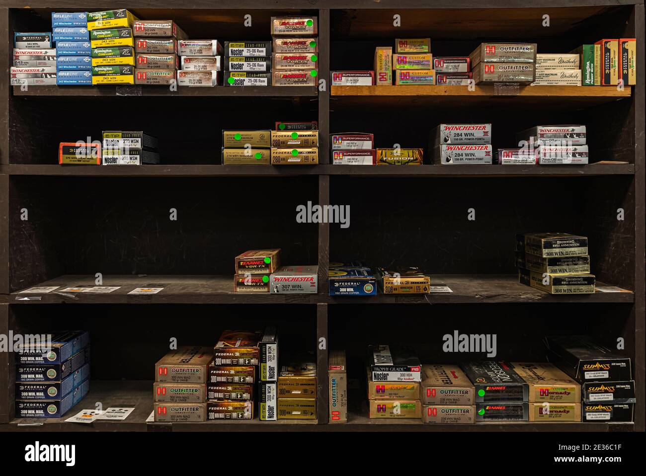 Placerville, États-Unis - 25 novembre 2020 : étagères à moitié vides avec boîtes de munitions à carabine dans un magasin d'armes à feu, pénurie de munitions en Californie Banque D'Images