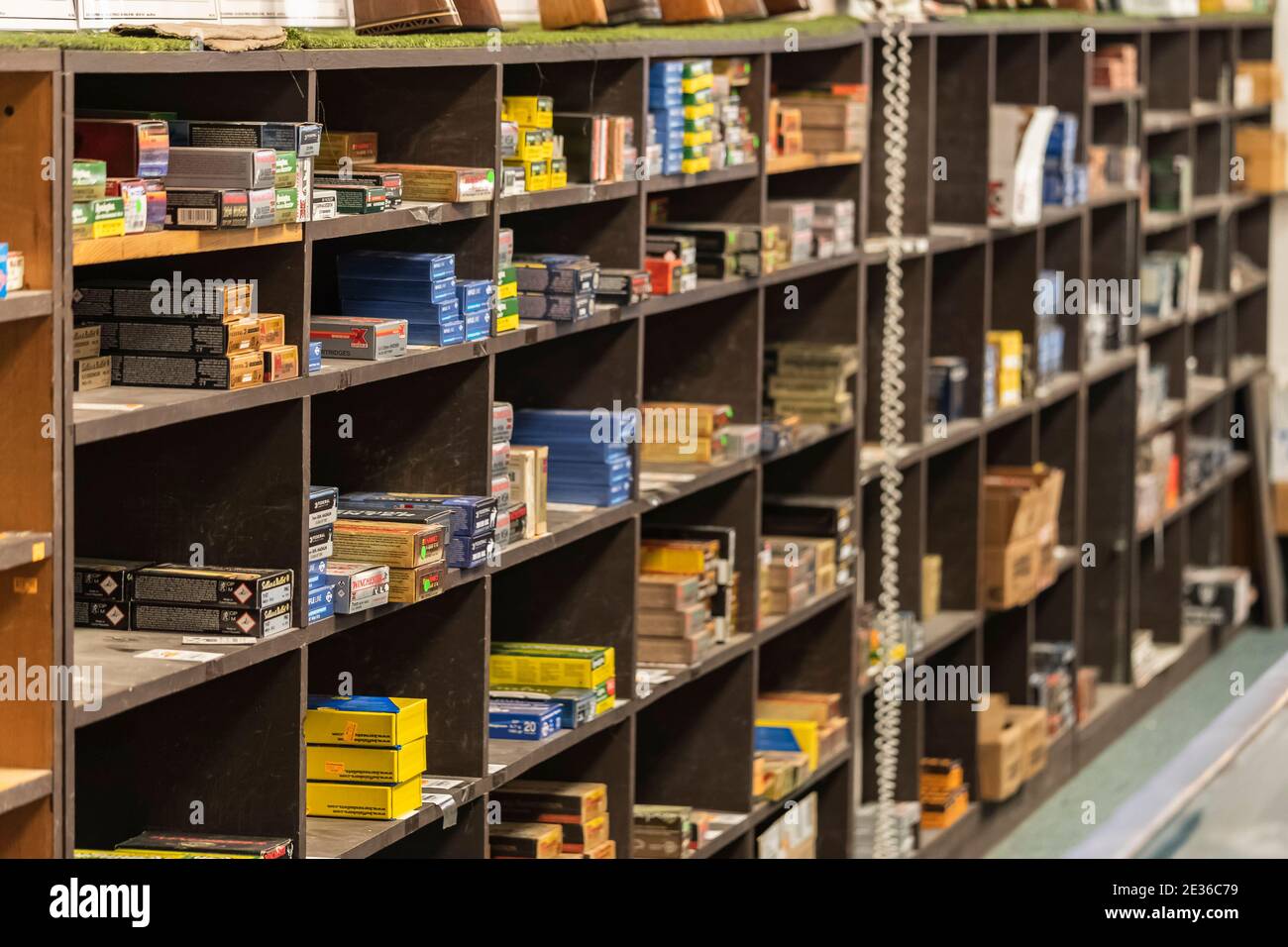 Placerville, États-Unis - 25 novembre 2020 : étagères à moitié vides avec boîtes de fusils et de munitions de pistolet dans un magasin d'armes à feu, pénurie de munitions en Californie Banque D'Images