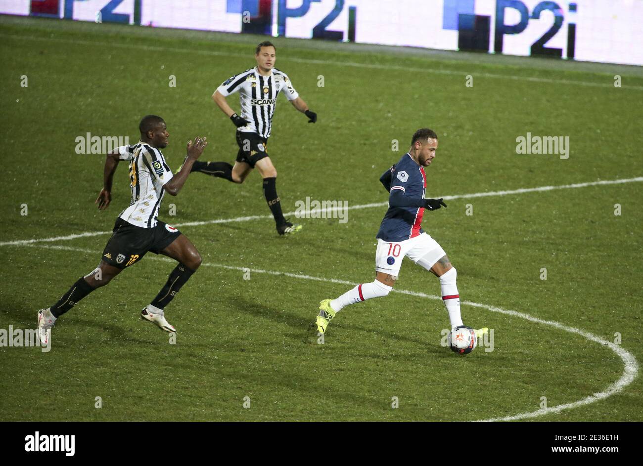 Neymar Jr du PSG, Ibrahim Amadou d'Angers (à gauche) lors du championnat de France Ligue 1 match de football entre Paris Saint-Germ / LM Banque D'Images