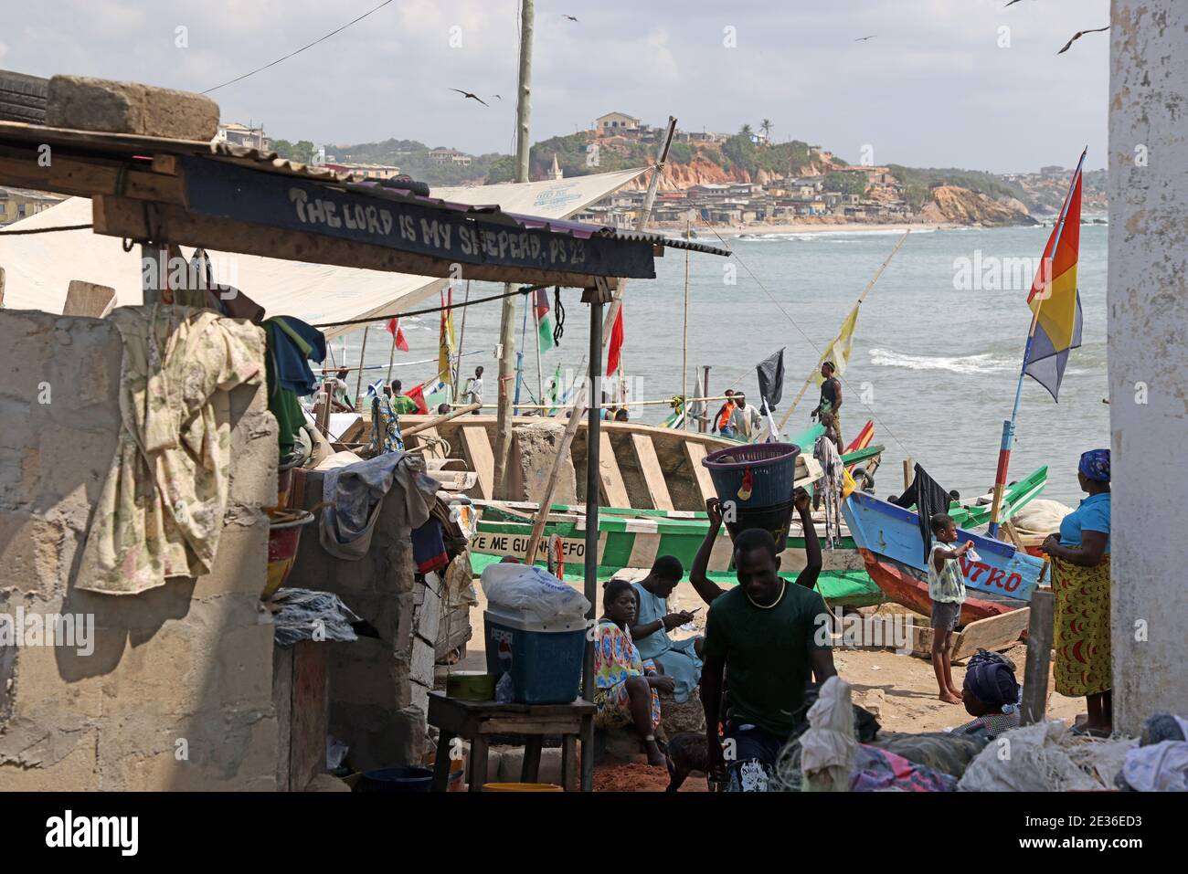 Cape Coast Ghana parc de pêche village. Afrique de l'Ouest, océan Atlantique. Flotte de pêche traditionnelle bateaux en bois faits main, peinture colorée. Filets et engrenages. Banque D'Images