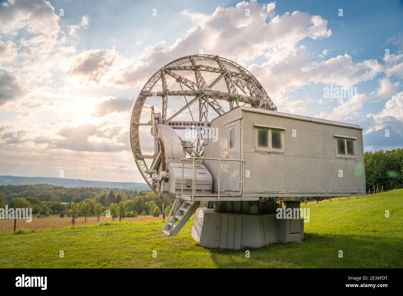 Parabole satellite dans un paysage d'été, radiotelescope pour la recherche spatiale profonde. Observatoire d'Ondrejov, République tchèque. Banque D'Images