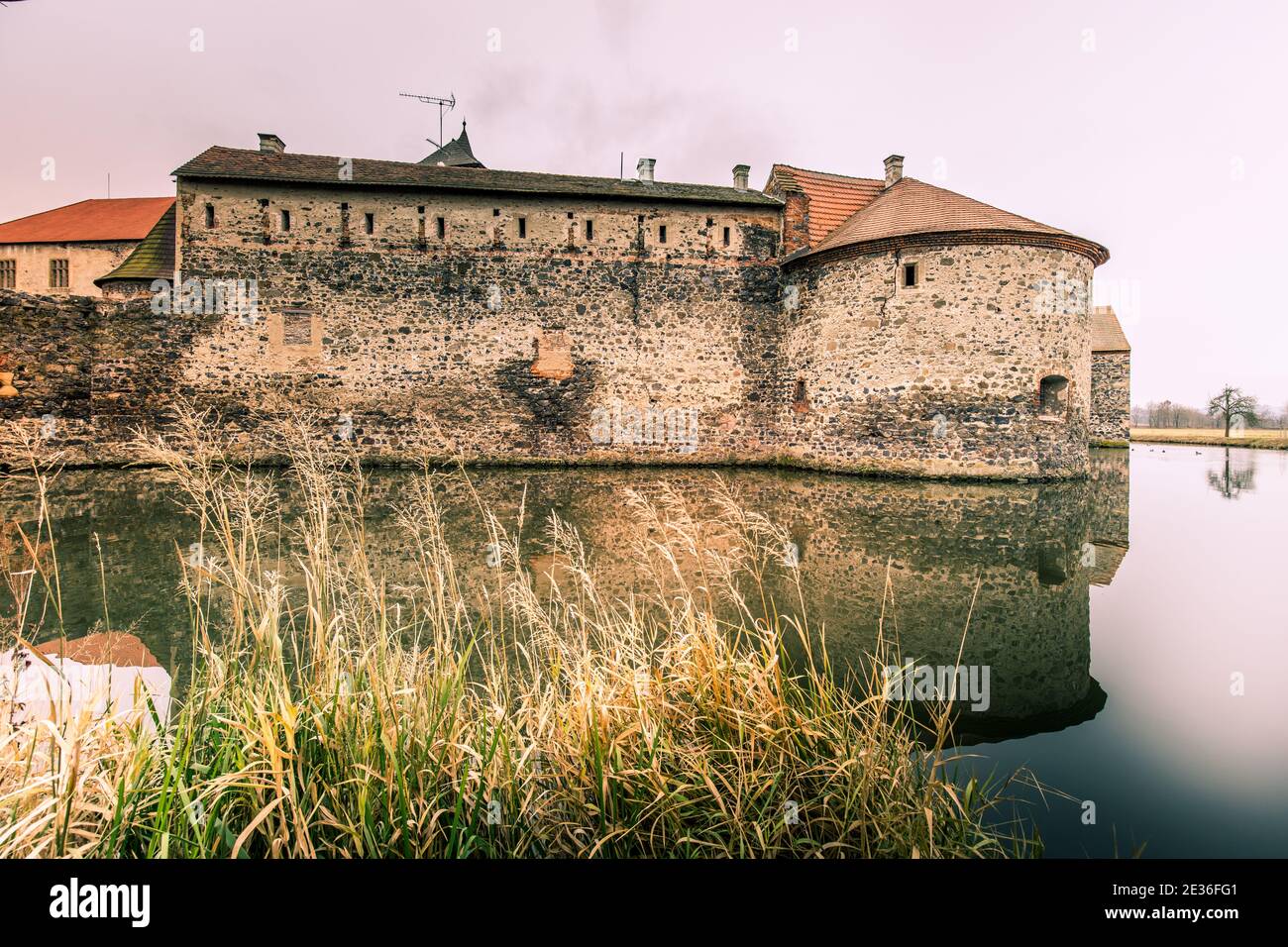 Le château d'eau médiéval massif et bien fortifié de Svihov est situé dans la région de Pilsen, en République tchèque, en Europe. Il y a un canal d'eau autour de l' Banque D'Images