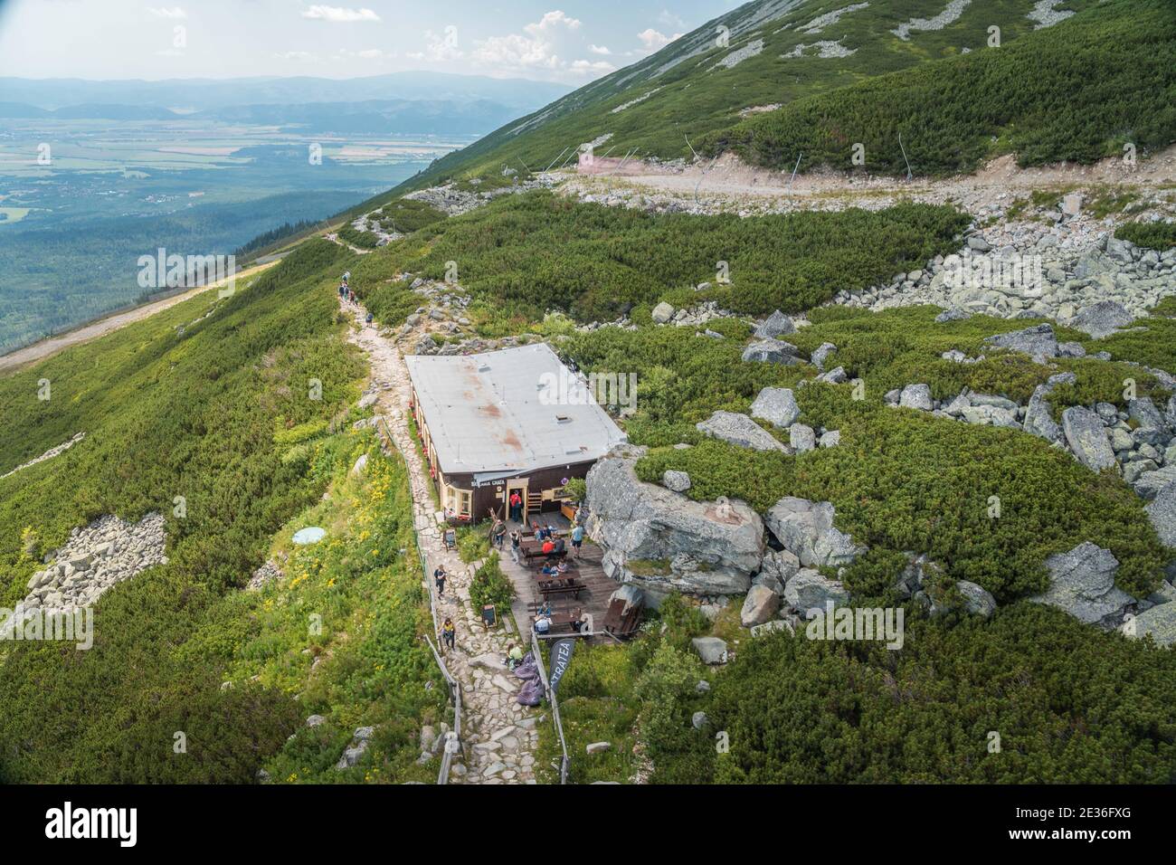 TATRANSKA LOMNICA, SLOVAQUIE - AOÛT 2020 : chalet alpin Skalnata chata dans les montagnes des Hautes Tatras Banque D'Images