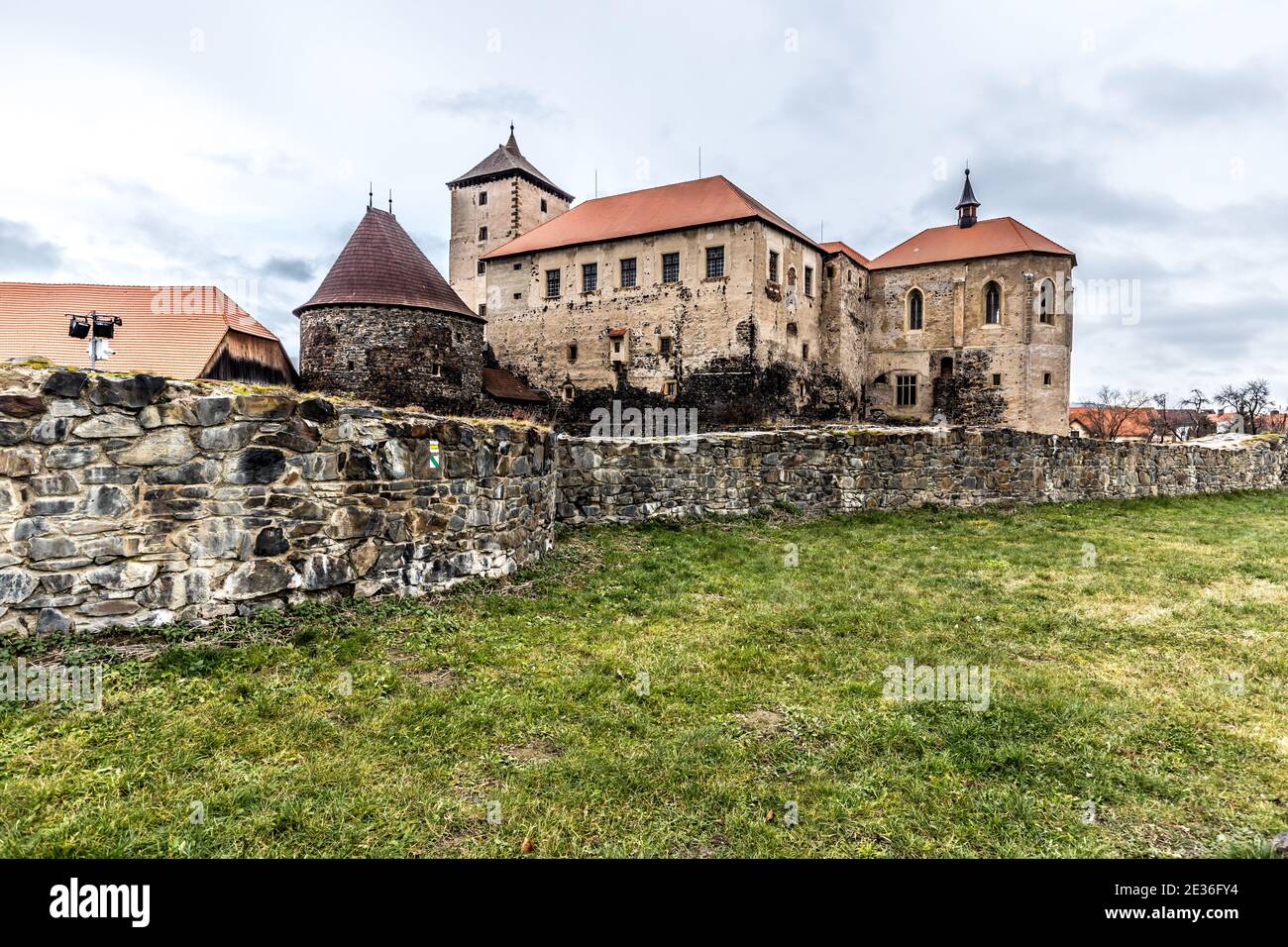 Le château d'eau médiéval massif et bien fortifié de Svihov est situé dans la région de Pilsen, en République tchèque, en Europe. Il y a un canal d'eau autour de l' Banque D'Images