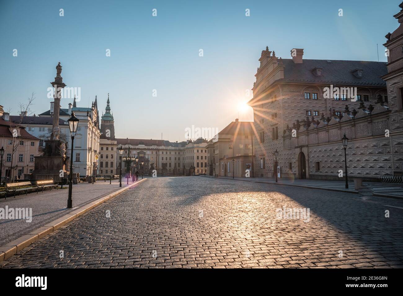 PRAGUE, RÉPUBLIQUE TCHÈQUE - AVRIL 2020 : place Hradcanske, Palais de l'Archevêque et Château de Prague. Pas de plaide, personne Banque D'Images