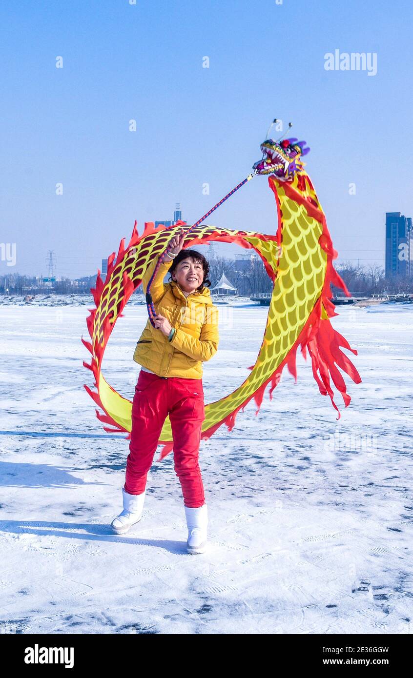 Les amateurs de danse de soie colorée s'exercent en plein air dans la ville de Changchun, dans la province de Jilin, dans le nord-est de la Chine, le 12 janvier 2021. Le mouvement national de la couleur Banque D'Images