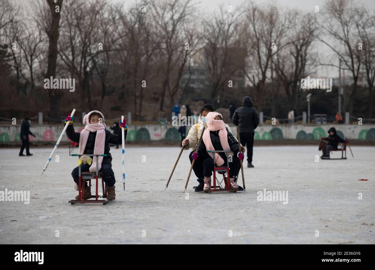 Les citoyens viennent au parc pour patiner et profiter de la joie portée par les sports après la réouverture des patinoires dans la ville de Shenyang, province de Liaoning, dans le nord-est de la Chine Banque D'Images