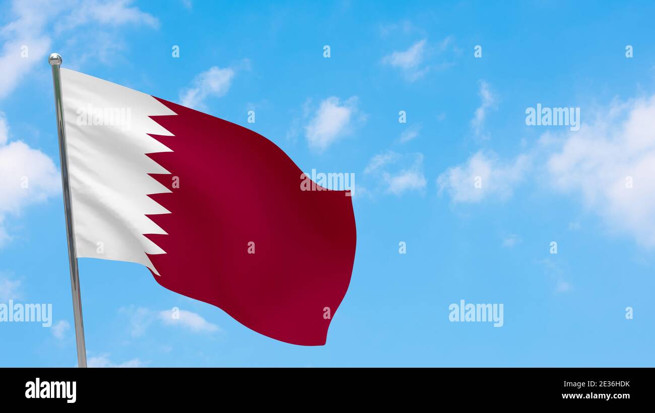 Drapeau du Qatar sur la perche. Ciel bleu. Drapeau national du Qatar Banque D'Images